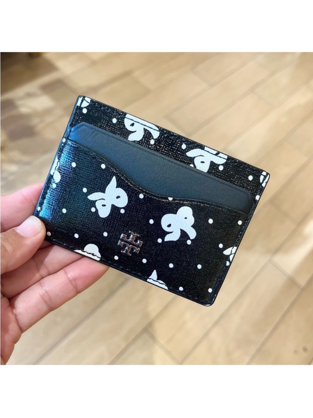 TORY BURCH EMERSON
PRINTED
SLIM CARD CASE # 170194
BLACK TOSSED BOW